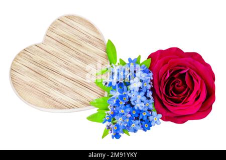 Cuore e rosa rossa con fiori di dimentica-me-non isolato su sfondo bianco Foto Stock