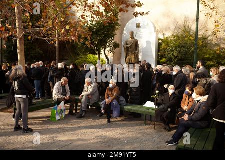 greci fuori dalla Cattedrale Metropolitana di Atene per assistere al servizio funerario per l'ex re greco Costantino II Foto Stock