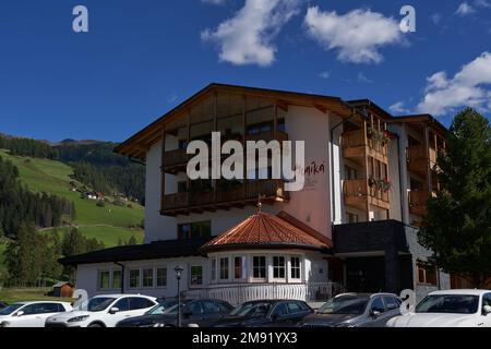 Sesto - Sesto, Italia - 19 settembre 2022 - l'affascinante villaggio di Sesto si trova nel suggestivo mondo montano delle Dolomiti di Sesto Foto Stock