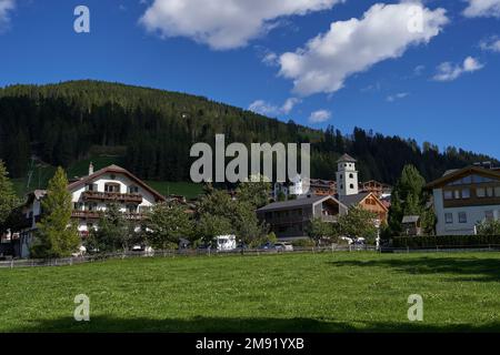 Sesto - Sesto, Italia - 19 settembre 2022 - l'affascinante villaggio di Sesto si trova nel suggestivo mondo montano delle Dolomiti di Sesto Foto Stock