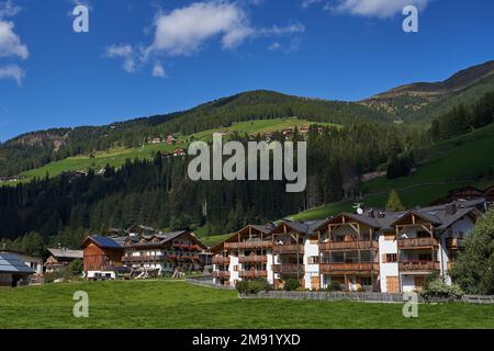 Sesto - Sesto, Italia - 19 settembre 2022 - l'affascinante villaggio di Sesto si trova nel suggestivo mondo montano delle Dolomiti di Sesto Foto Stock