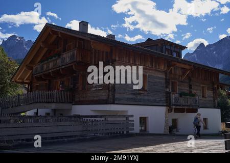 Sesto - Sesto, Italia - 19 settembre 2022 - l'affascinante villaggio di Sesto si trova nel suggestivo mondo montano delle Dolomiti di Sesto Foto Stock