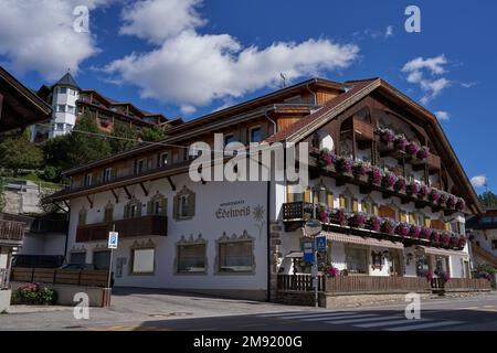 Sesto - Sesto, Italia - 19 settembre 2022 - l'affascinante villaggio di Sesto si trova nel suggestivo mondo montano delle Dolomiti di Sesto Foto Stock