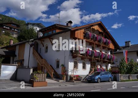 Sesto - Sesto, Italia - 19 settembre 2022 - l'affascinante villaggio di Sesto si trova nel suggestivo mondo montano delle Dolomiti di Sesto Foto Stock