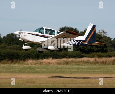 Un Grumman American AA-5B Tiger partenza Headcorn Airfield Kent Foto Stock