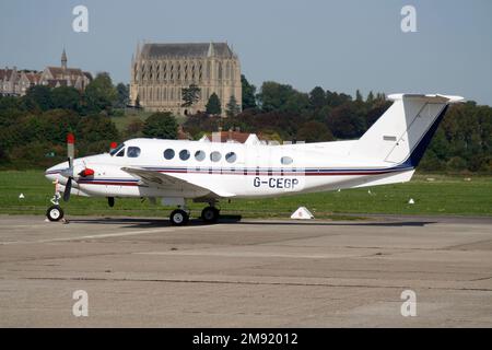 Un Beechcraft B200 Super King Air sulla rampa di Brighton City Airport con Lancing College sul retro Foto Stock