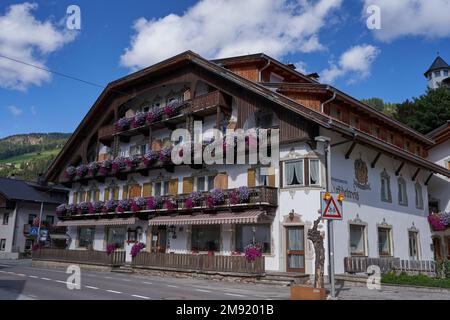 Sesto - Sesto, Italia - 19 settembre 2022 - l'affascinante villaggio di Sesto si trova nel suggestivo mondo montano delle Dolomiti di Sesto Foto Stock