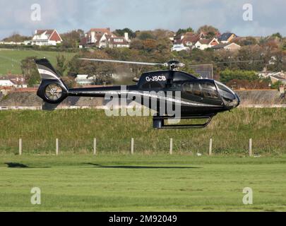 Un Eurocopter EC 120B Colibri che atterra a Sussex Foto Stock