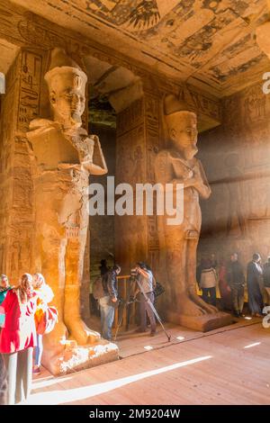 ABU SIMBEL, EGITTO - 22 FEBBRAIO 2019: Statue di Osiride di Ramesse II nella Grande Sala di Ipoststyle nel Grande Tempio di Ramesse II ad Abu Simbel, Egitto. Foto Stock