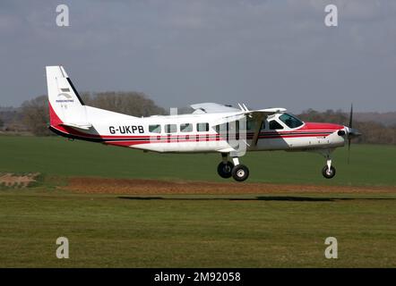 Un Cessna 208B Grand Caravan torna a Peterborough Sibson Airfield dopo una caduta paracadute Foto Stock