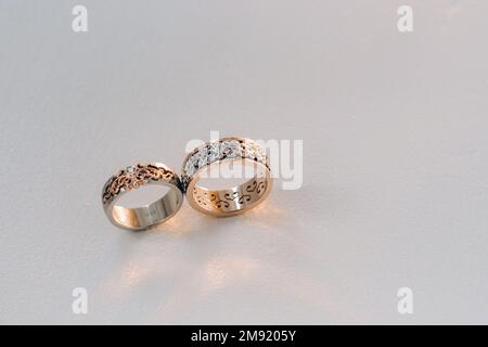 Gli anelli di nozze del progettista che si trovano sulla superficie. Due anelli di nozze. Foto Stock