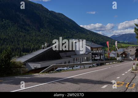 Sesto - Sesto, Italia - 19 settembre 2022 - l'affascinante villaggio di Sesto si trova nel suggestivo mondo montano delle Dolomiti di Sesto Foto Stock