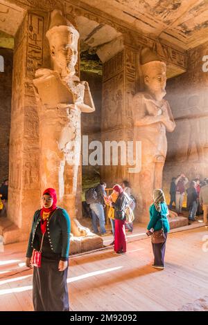 ABU SIMBEL, EGITTO - 22 FEBBRAIO 2019: Statue di Osiride di Ramesse II nella Grande Sala di Ipoststyle nel Grande Tempio di Ramesse II ad Abu Simbel, Egitto. Foto Stock