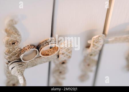 Gli anelli di nozze del progettista che si trovano sulla superficie. Due anelli di nozze. Foto Stock