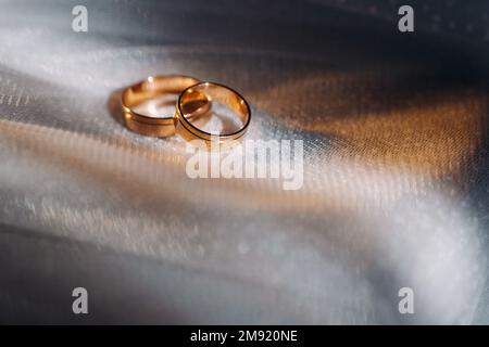Gli anelli di nozze del progettista che si trovano sulla superficie. Due anelli di nozze. Foto Stock