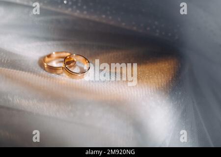 Gli anelli di nozze del progettista che si trovano sulla superficie. Due anelli di nozze. Foto Stock