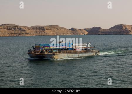 LAGO NASSER, EGITTO: 22 FEBBRAIO 2019: Camion su un traghetto che attraversa il lago Nasser, Egitto Foto Stock