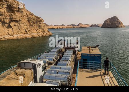 LAGO NASSER, EGITTO: 22 FEBBRAIO 2019: Camion su un traghetto che attraversa il lago Nasser, Egitto Foto Stock