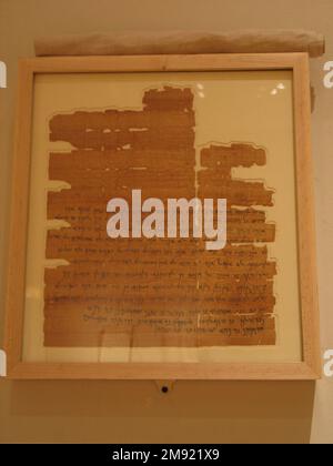 Aramaic Contratto di adozione Aramaic. Aramaic Adoption Contract, 22 ottobre 416 B.C.E. Papiro, inchiostro, 47.218.96a: Frammento più grande #1: 13/16 x 1 3/4 pollici (2 x 4,5 cm). Questo documento ha origine nell'archivio di Ananiah e Tamut, membri di una famiglia ebraica che vive sull'Isola Elefantina nel V secolo a.C.. Questo contratto permette ad un uomo di nome Uriah di adottare un ragazzo di nome Jedaniah e quindi liberarlo dalla schiavitù. L'adozione era un metodo legale usato per liberare gli schiavi nell'antico Egitto. Egiziano, Classico, Antica Arte Vicino Orientale 22 Ottobre 416 B.C.E. Foto Stock