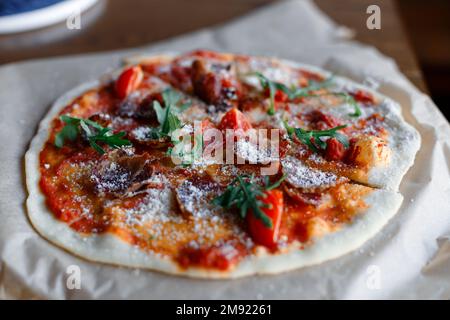 Pizza Margherita fresca fatta in casa con mozzarella di bufala e basilico. Foto di alta qualità Foto Stock