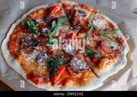 pizza fatta in casa sul tavolo vista. Foto di alta qualità Foto Stock