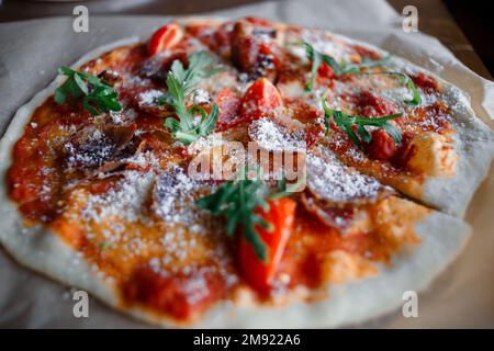 Pepperoni Pizza - pizza fresca fatta in casa con peperoni, formaggio e salsa di pomodoro su sfondo rustico in pietra nera con spazio copia. Foto di alta qualità Foto Stock