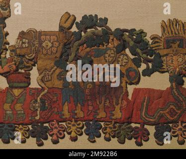 Manto ('il tessuto Paracas') Nasca. Mantella ('The Paracas Textile'), 100-300 C.E. Cotone, fibra camelide, 24 5/8 x 58 11/16 poll. (62,5 x 149 cm). Questo mantello, o mantello, straordinariamente complesso, è uno dei tessuti andini più rinomati al mondo. Era molto probabilmente usato come oggetto cerimoniale. Le novanta figure che decorano il confine, create dalla lavorazione ad aghi, sono state interpretate come un microcosmo di vita sulla costa meridionale del Perù duemila anni fa, con particolare attenzione all’agricoltura. Molte delle immagini illustrano la flora e la fauna autoctone e le piante coltivate. Figure in costume Foto Stock