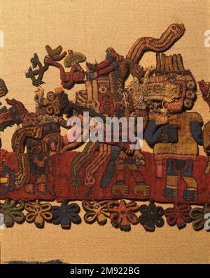 Manto ('il tessuto Paracas') Nasca. Mantella ('The Paracas Textile'), 100-300 C.E. Cotone, fibra camelide, 24 5/8 x 58 11/16 poll. (62,5 x 149 cm). Questo mantello, o mantello, straordinariamente complesso, è uno dei tessuti andini più rinomati al mondo. Era molto probabilmente usato come oggetto cerimoniale. Le novanta figure che decorano il confine, create dalla lavorazione ad aghi, sono state interpretate come un microcosmo di vita sulla costa meridionale del Perù duemila anni fa, con particolare attenzione all’agricoltura. Molte delle immagini illustrano la flora e la fauna autoctone e le piante coltivate. Figure in costume Foto Stock