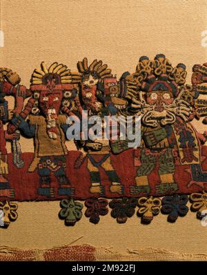Manto ('il tessuto Paracas') Nasca. Mantella ('The Paracas Textile'), 100-300 C.E. Cotone, fibra camelide, 24 5/8 x 58 11/16 poll. (62,5 x 149 cm). Questo mantello, o mantello, straordinariamente complesso, è uno dei tessuti andini più rinomati al mondo. Era molto probabilmente usato come oggetto cerimoniale. Le novanta figure che decorano il confine, create dalla lavorazione ad aghi, sono state interpretate come un microcosmo di vita sulla costa meridionale del Perù duemila anni fa, con particolare attenzione all’agricoltura. Molte delle immagini illustrano la flora e la fauna autoctone e le piante coltivate. Figure in costume Foto Stock