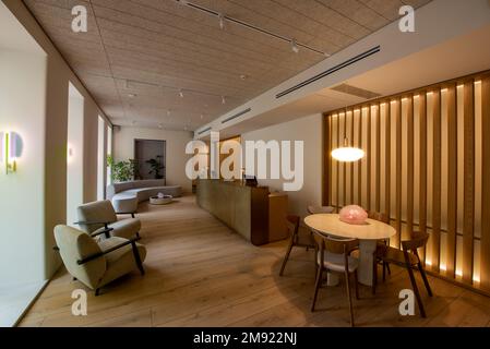 lussuoso banco ricevimento vicino a moderni divani e poltrone nella lobby dell'hotel, immagine originale Foto Stock