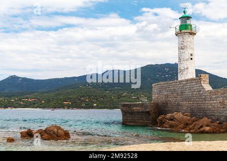 Torre del faro bianco all'ingresso del porto di Propriano, isola di Corsica, Francia Foto Stock