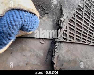 Meccanico manuale maschio POV che mostra pneumatici danneggiati dopo un incidente Foto Stock