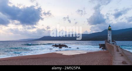 Paesaggio estivo serale del porto di Propriano con la torre del faro. Isola di Corsica, Francia Foto Stock
