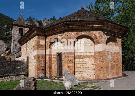 chiesa nel villaggio di Saint Chély du Tarn nelle Gorges du Tarn in Francia Foto Stock