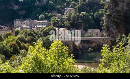 Villaggio di Saint Chély du Tarn con il suo ponte nelle gole del Tarn in Francia Foto Stock