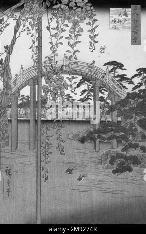 All'interno del Santuario di Kameido Tenjin (Kameido Tenjin Keidai), n° 65 da cento famose vedute di Edo Utagawa Hiroshige (Ando) (Giapponese, 1797-1858). All'interno del Santuario di Kameido Tenjin (Kameido Tenjin Keidai), n° 65 da cento famose vedute di Edo, 7th mese del 1856. Stampa woodblock, immagine: 13 7/16 x 8 3/4 pollici (34,1 x 22,2 cm). Il ponte ad arco in lontananza avrebbe immediatamente identificato questo sito per uno spettatore di Edo come Santuario di Kameido Tenjin, sulla periferia orientale di Edo. Il santuario è stato dedicato agli inizi degli anni '1660s come parte della campagna per l'apertura della sponda orientale del Sumida per il settl urbano Foto Stock