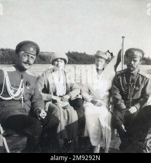 Il capitano del campo Nikolai Sablin, la Granduchessa Olga Nikolaevna di Russia, l'imperatrice Alexandra Feodorovna e l'imperatore Nicola II di Russia navigano sul fiume Dnieper vicino Mogilev. ca. Estate 1916 Foto Stock