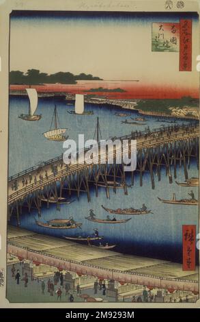 Ponte Ryogoku e la Grande sponda del fiume, n. 59 da cento viste di Edo Utagawa Hiroshige (Ando) (giapponese, 1797-1858). Ponte Ryogoku e la Grande sponda del fiume, n. 59 da cento viste di Edo, 8th mese di 1856. Stampa woodblock, immagine: 13 1/2 x 8 3/4 pollici (34,3 x 22,2 cm). Hiroshige ha descritto il Ponte di Ryōgoku come il luogo più vivace della capitale orientale, con spettacoli collaterali, teatri, narratori e fuochi d'artificio estivi; giorno e notte, i divertimenti non cessano mai.' Nonostante i festeggiamenti, l'artista offre una rappresentazione tranquilla, quasi stilizzata, del luogo, con solo un modesto senso del suo Foto Stock