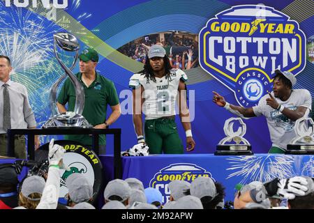 Tulane Green Wave allenatore capo Willie Fritz , linebacker Dorian Williams (2) e di corsa indietro Tyjae Spears (22) sul palco per la presentazione del trofeo a poppa Foto Stock