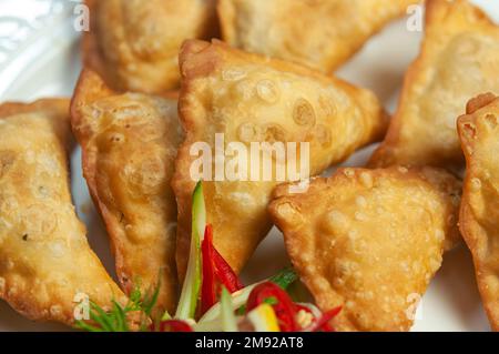 Closeup un piatto di gnocchi fritti. Deliziosi gnocchi giapponesi fritti in padella chiamate Gyoza o noti come gnocchi cinesi Jiaozi. Foto Stock