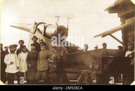 Capo minerario degli impianti di cannone Perm Nikolai Gavrilovich Slavyanov in un gruppo di ingegneri e ufficiali di accettazione dell'artiglieria presso la gamma di fabbrica. Lo sfondo è un cannone costiero sperimentale da 6 pollici con una lunghezza del barile di 35 calibri del modello 1887 del sistema Brink. La pistola è stata realizzata su piante di Perm Cannon in un'unica copia insieme ad un carro nel 1891. Un fatto interessante è che il carrello di questa pistola è rivettato, anche se al PPZ allora la saldatura elettrica era già ampiamente utilizzata secondo il metodo Slavyanov ca. dal 1890 al 1897 Foto Stock