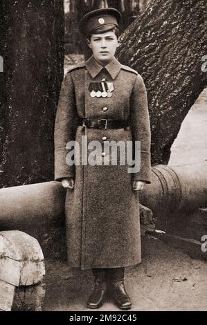 Tsarevich Alexei Nikolaevich di Russia in uniforme militare di fronte a un cannone. ca. 1916 Foto Stock