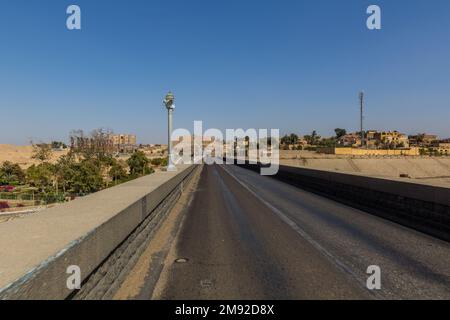 Strada in cima alla diga di Assuan, Egitto Foto Stock