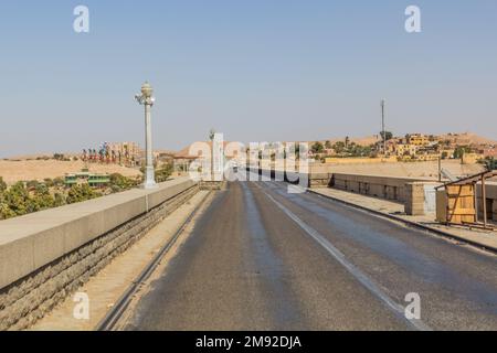 Strada in cima alla diga di Assuan, Egitto Foto Stock