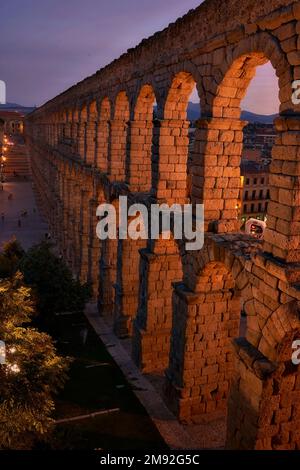 Tramonto all'Acquedotto di Segovia, vista verticale lungo l'acquedotto di Segovia. Foto Stock