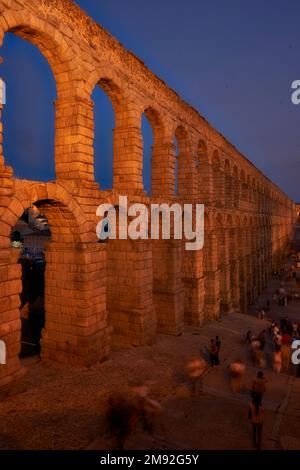 Acquedotto di Segovia - Evening Shot guardando lungo l'acquedotto. Foto Stock