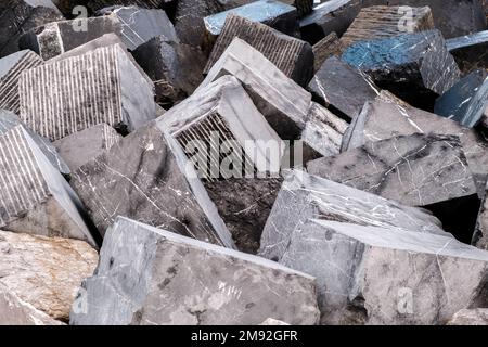 Blocchi di granito per fungere da frangiflutti. Foto Stock