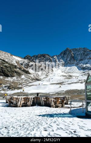 Una giornata autunnale soleggiata al Madritschhuette che domina le montagne Foto Stock