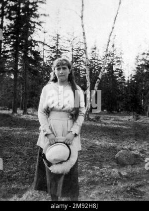 Granduchessa Anastasia Nikolaevna di Russia nel parco di Tsarskoye Selo ca. Primavera 1916 Foto Stock