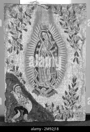 Nuestra Senora de Guadalupe (nostra Signora di Guadalupe) messicano. Nuestra Senora de Guadalupe (nostra Signora di Guadalupe), 19th ° secolo. Olio e foglia d'oro su tela, 6 7/8 x 4 3/4 poll. (17,5 x 12,1 cm). La storia di nostra Signora di Guadalupe caratterizza il modo in cui le tradizioni religiose importate sono state adattate alle circostanze locali nelle colonie del nuovo mondo. Nel 1531 un convertito indigeno di nome Juan Diego sperimentò una visione in cui la Vergine Maria gli apparve come una donna nativa e gli ordinò di far costruire al vescovo una chiesa in suo onore. Il vescovo reagì con scetticismo fino a quando la Vergine fece miracolosamente rose Foto Stock